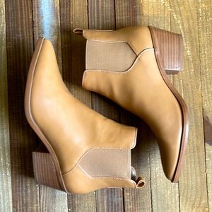 Universal Thread Chukka boot